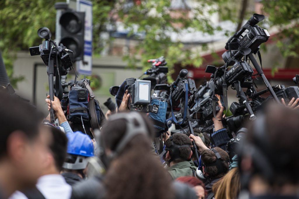 Reconocido periodista sufrió un infarto: fue trasladado de urgencia a clínica