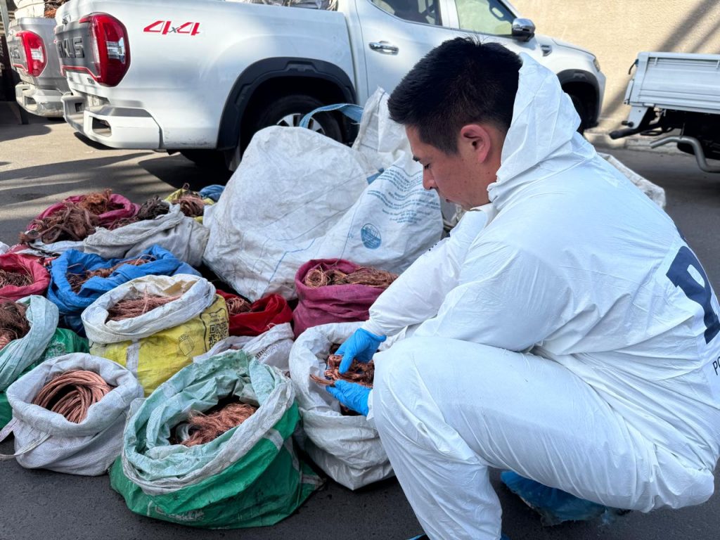 Golpe al robo de cobre: PDI recupera 2.5 toneladas sustraídas de tendido eléctrico, colegios y casas