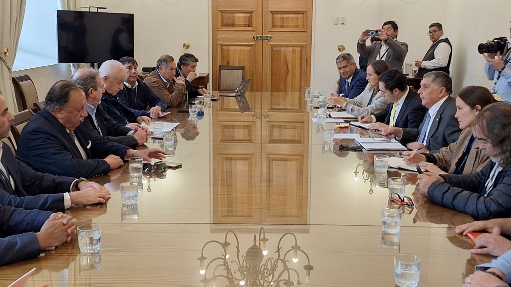 Camioneros se reúnen con el Gobierno: advierten impacto por diésel y plantean medidas urgentes