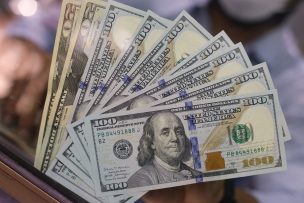 Dólar cierra sobre $905 impulsado por la fortaleza global del billete verde y la caída del cobre