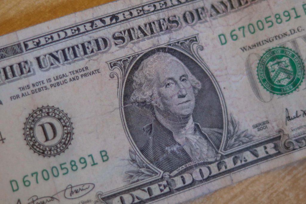 Dólar abre en $900 impulsado por la fortaleza global del billete verde y la caída del cobre