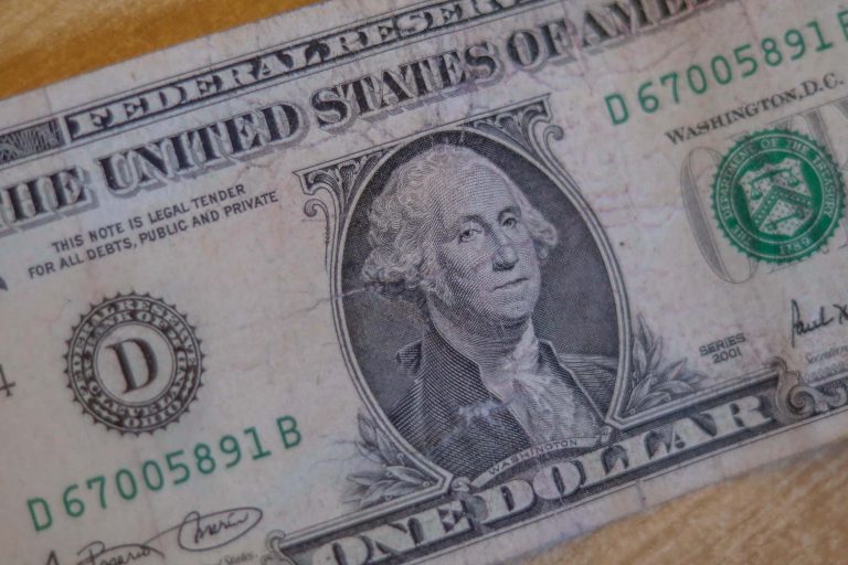 Dólar cierra a la baja en Chile por repunte del cobre y menor tensión global, aunque riesgos externos siguen presentes