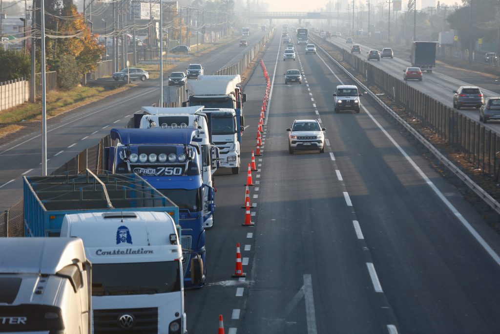 Alerta en Acceso Sur: volcamiento de vehículo genera restricción de tránsito en Paine