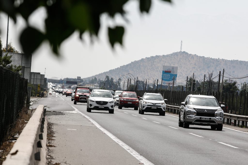 Choque entre automóvil y moto complica tránsito en Lo Prado