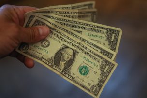 Dólar abre en $894,33 y se acerca a $900 ante escalada bélica y fuerte caída del cobre