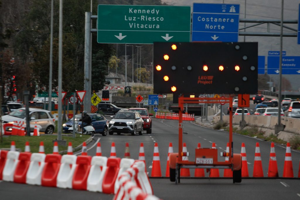 Accidente en Costanera Norte provoca tránsito lento y deja lesionados en Santiago