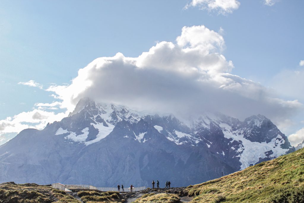 Trabajan en empresa turística del parque: sujetos son captados fumando en Torres del Paine