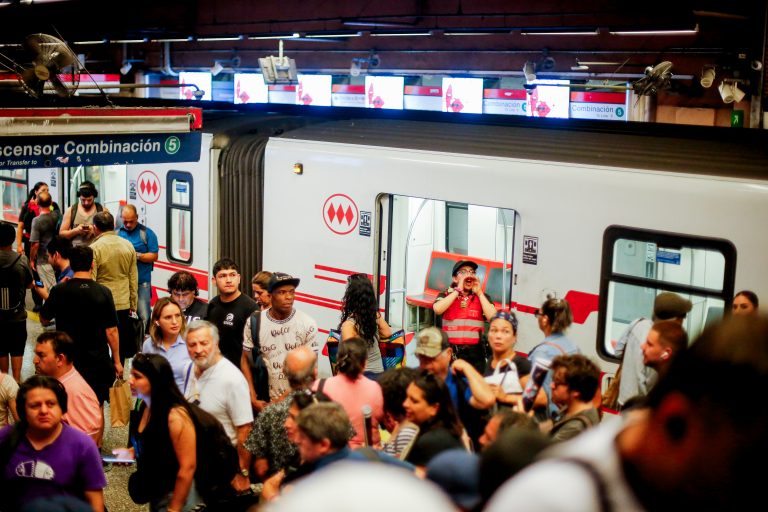 Alerta en Línea 1: trenes no paran en Manuel Mont por procedimiento de salud