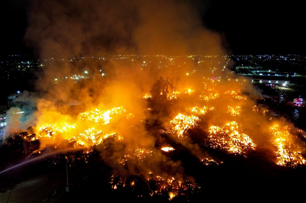Incendio en papelera de Puente Alto supera las 12 horas de combate