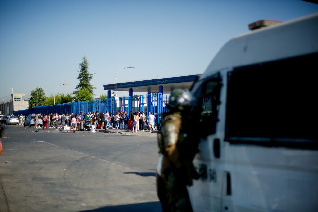 Santiago: desvían tránsito en Centenario por operativo de Carabineros contra comercio ambulante