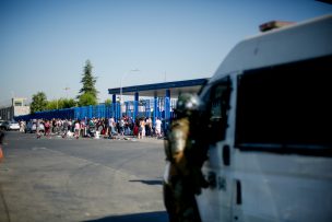 Santiago: desvían tránsito en Centenario por operativo de Carabineros contra comercio ambulante