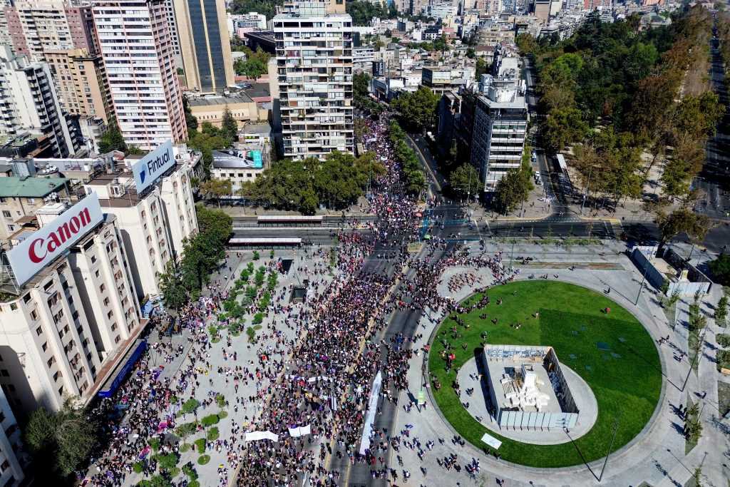 Habilitan Alameda tras marcha 8M: tráfico empieza a normalizarse en Santiago