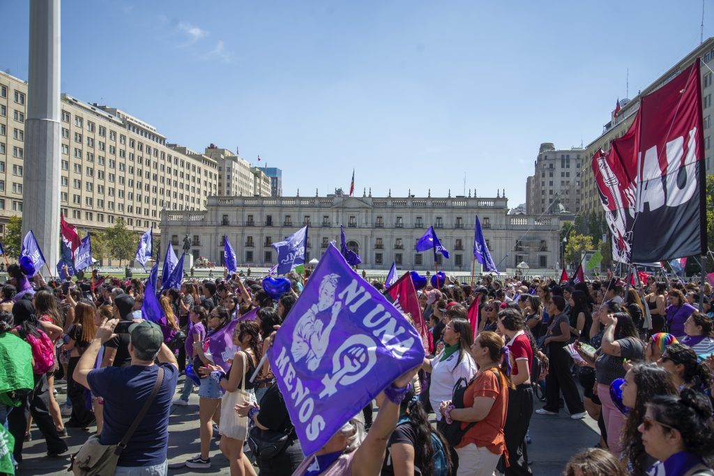 Criteria: Solo un 20% se siente identificado con el movimiento feminista en Chile