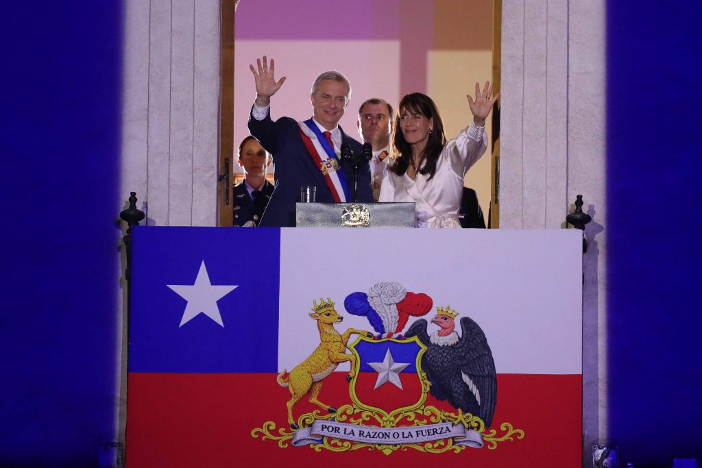 Presidente José Antonio Kast promete “recuperar Chile” en discurso desde La Moneda