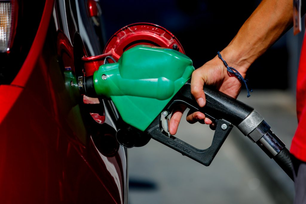 Bencinas se disparan: combustibles suben hasta $580 y Gobierno ajusta Mepco por crisis del petróleo