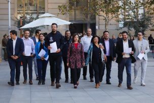 26 alcaldes llegan a La Moneda y entregan lista de propuestas al Gobierno por alza de combustibles