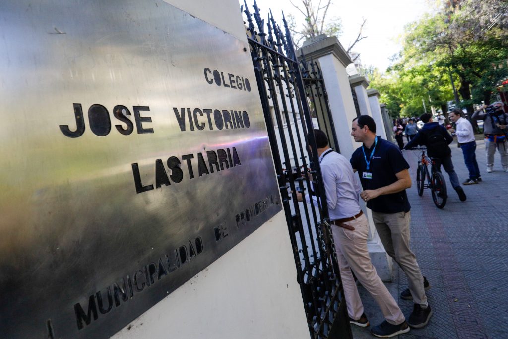 Actualización | Liceo Lastarria: artefacto incendiario fue lanzado contra inspectoría