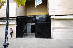 Gobierno de Santiago limpia rayados del Eje Alameda previo al cambio de mando