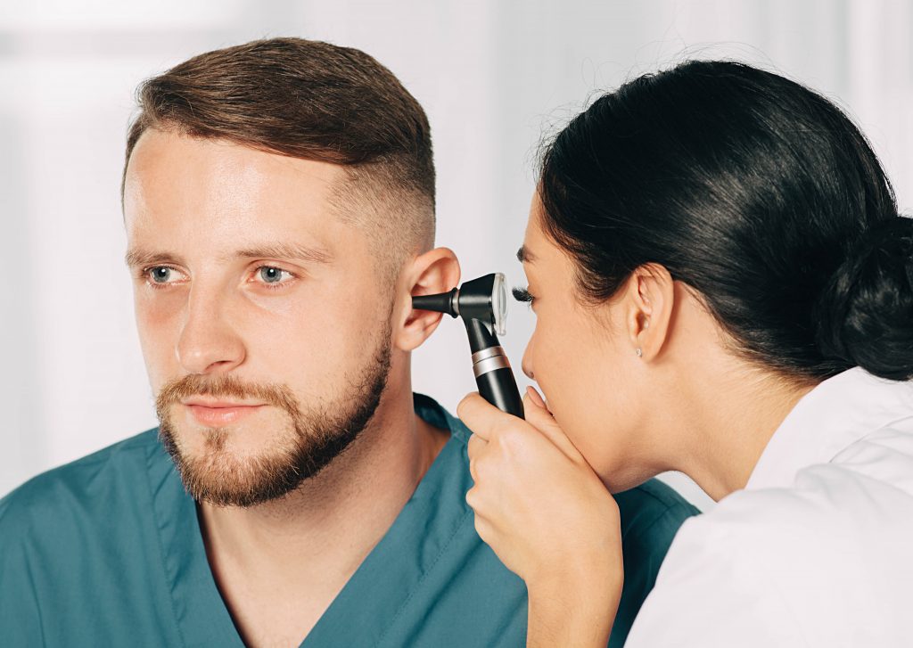 Uso de audífonos en Chile se adelanta: ahora comienza desde los 50 años