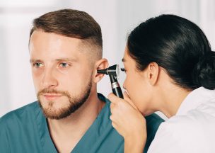 Uso de audífonos en Chile se adelanta: ahora comienza desde los 50 años