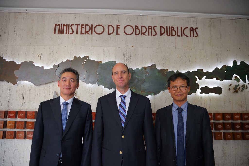 Ministro Arrau se reúne con CEO de Hyundai para revisar avances del Puente Chacao