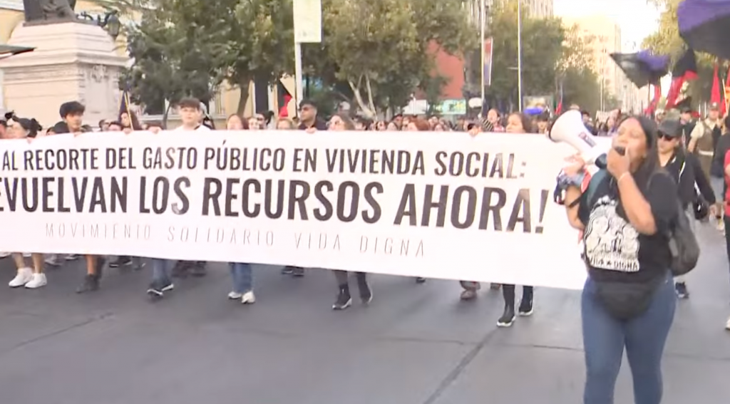 Protesta en la Alameda genera desvíos y cortes de tránsito en el centro de Santiago