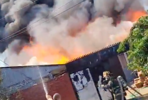 Incendio arrasa con viviendas en San Bernardo: Bomberos combate emergencia