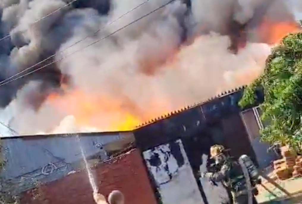 Incendio arrasa con viviendas en San Bernardo: Bomberos combate emergencia