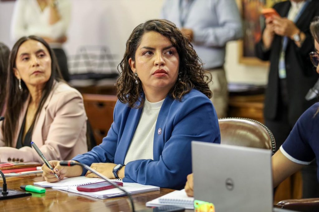 Becerra apunta a “sesgo ideológico” y pide avanzar en seguridad escolar tras crimen