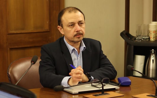 Diputado Cuello acusa conflicto de interés por alza de combustibles y apunta a Enex