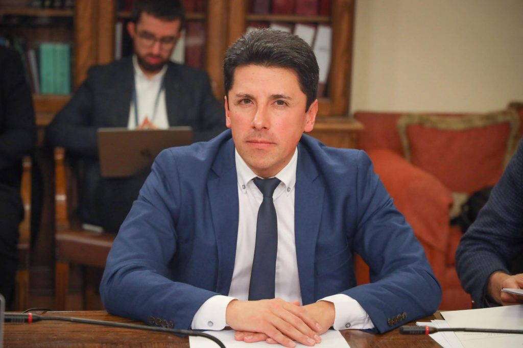 Diputado González a la CPC por feriados irrenunciables: 