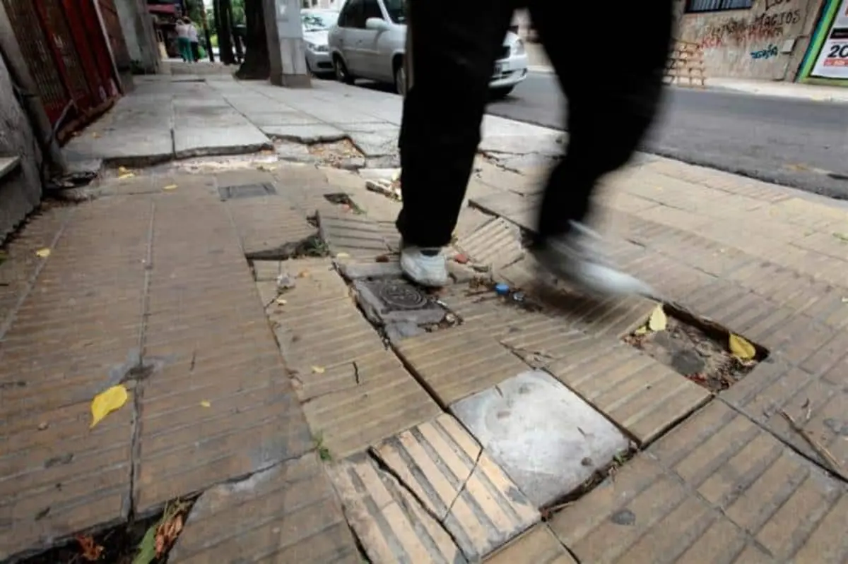 Accidentes en veredas y plazas: Indemnizaciones superan los $400 millones y tribunales elevan responsabilidad municipal