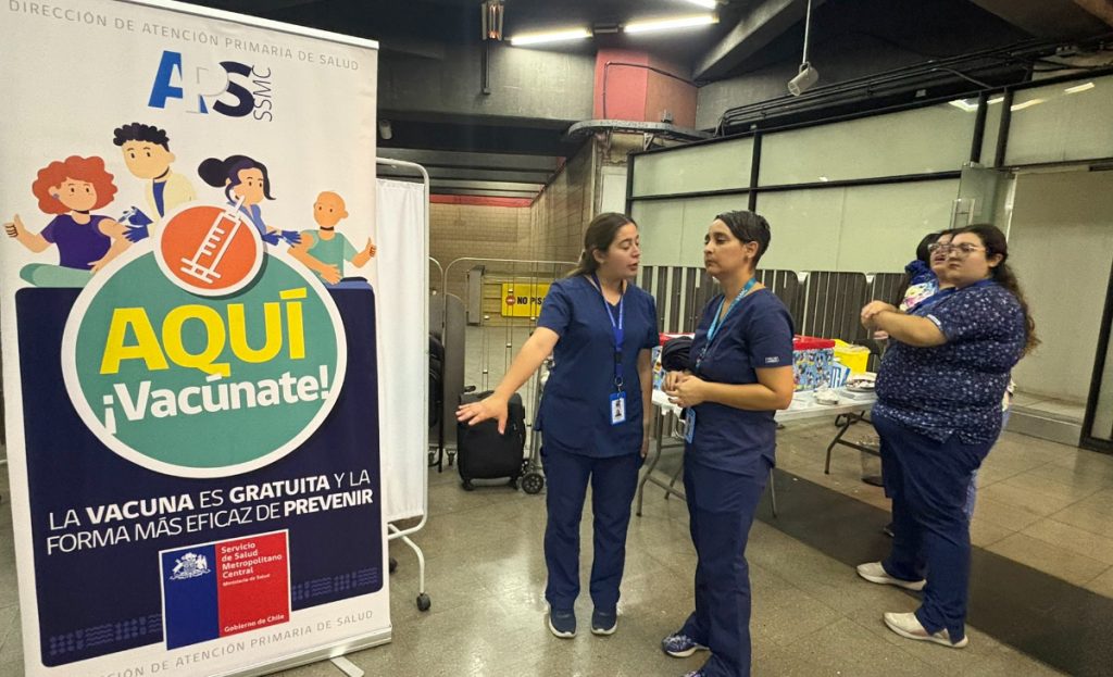 Solo para grupos de riesgo: Metro de Santiago anuncia vacunación gratis en distintas estaciones