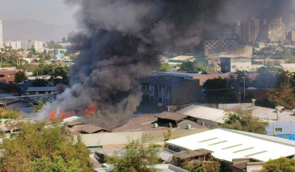 Incendio en fábrica provoca restricción de tránsito en Santiago Centro