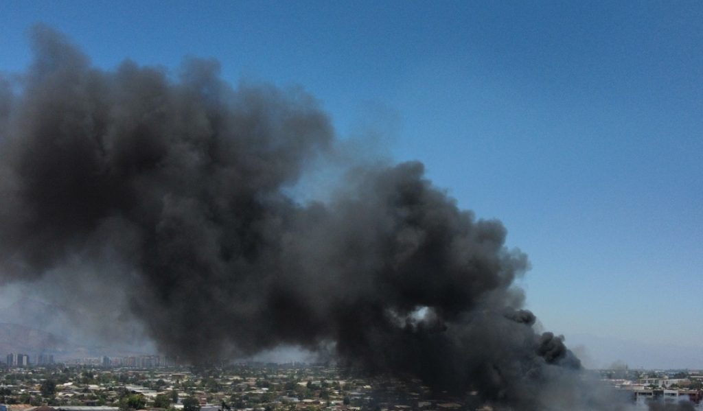 Emergencia en Maipú: incendio obliga a cortar tránsito en importante vía