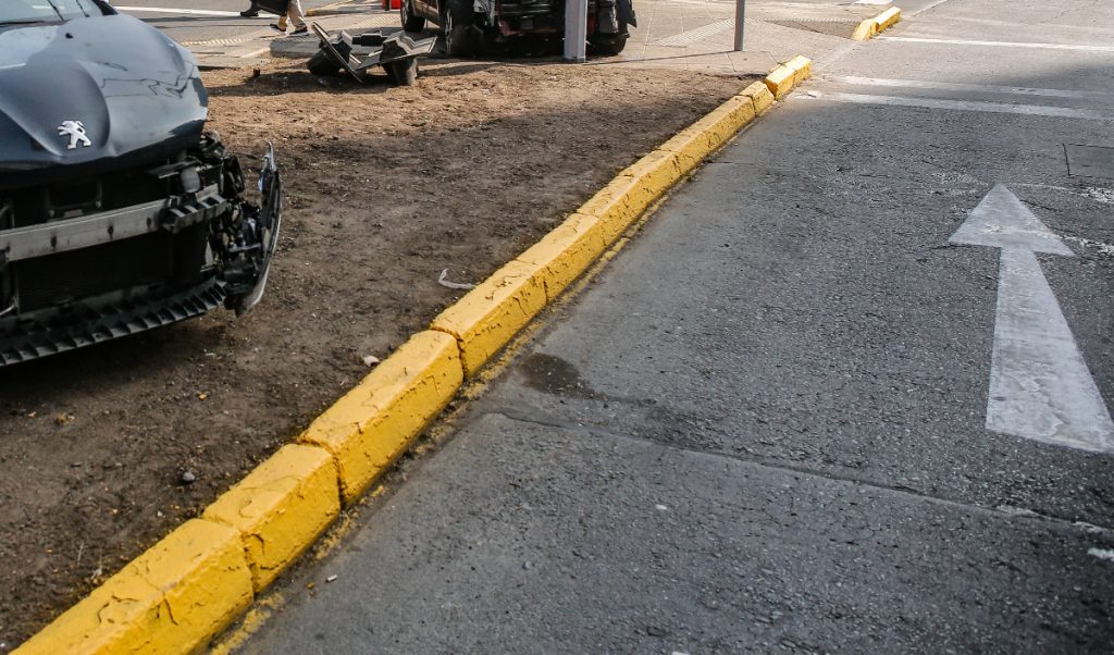 Providencia: grúa retira vehículo y obliga cierre de pista en Av. Salvador