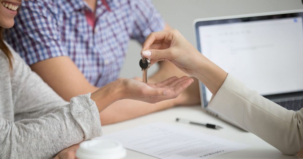 ¿Es posible comprar vivienda en solitario? Acceder a una propiedad puede costar hasta 3,6 sueldos