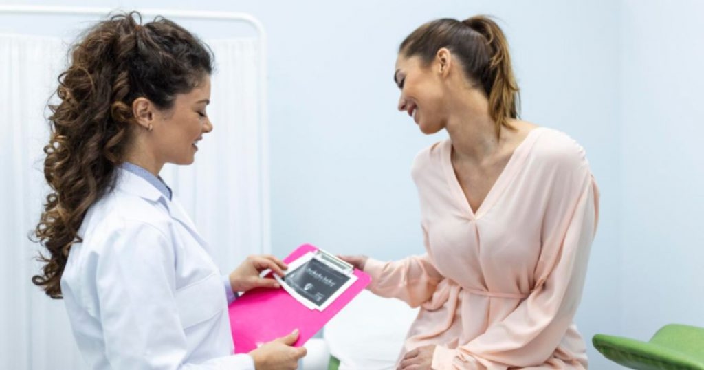 ¿Qué chequeos son clave para prevenir el cáncer de cuello uterino? Experto responde