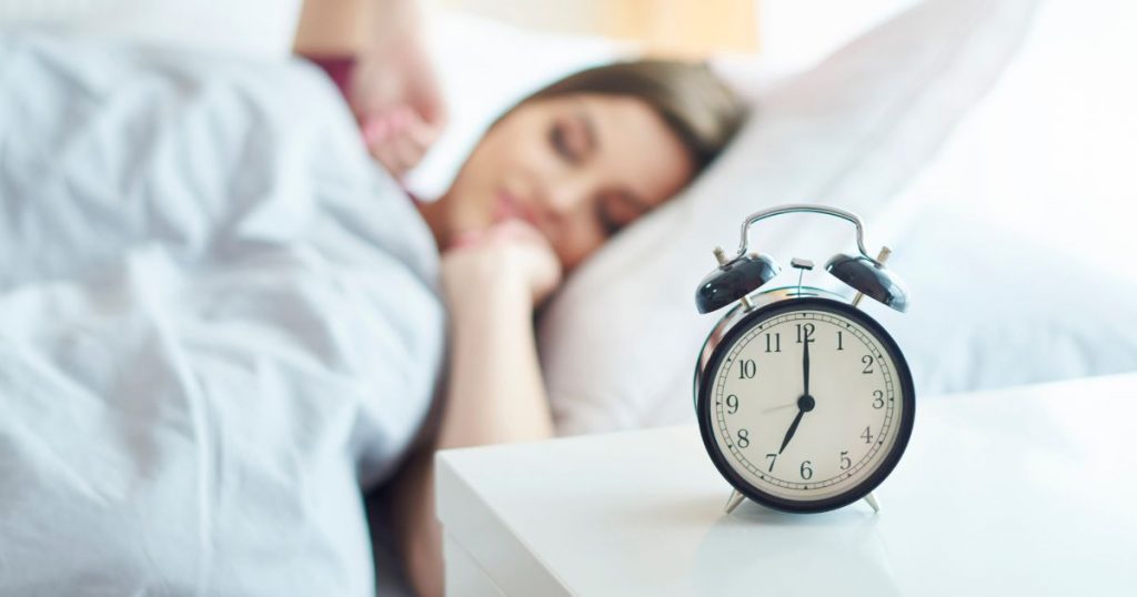 Cómo adaptarse al cambio de hora en Chile: especialistas comparten claves para evitar trastornos del sueño