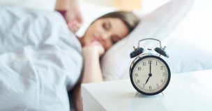 Cómo adaptarse al cambio de hora en Chile: especialistas comparten claves para evitar trastornos del sueño