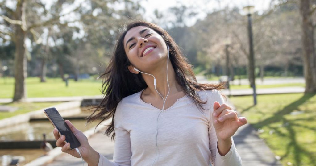 Regla 60/60: la recomendación clave de expertos para evitar daños auditivos por audífonos