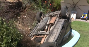 Insólito accidente: vehículo cae por un barranco y termina al interior de una piscina en Peñalolén