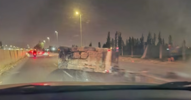 Volcamiento de vehículo genera restricción de tránsito en Acceso Sur a la altura de Puente Alto