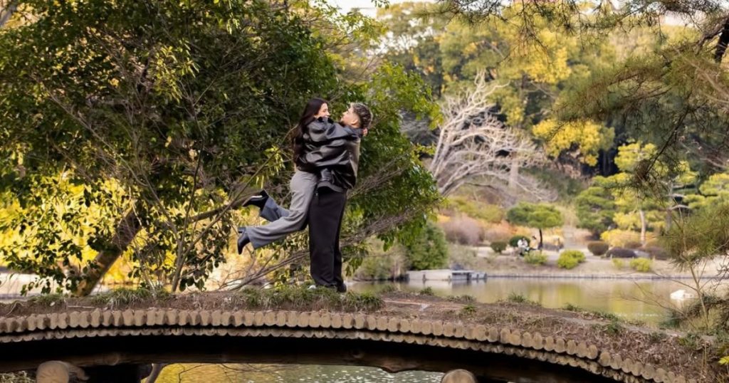 Cantante urbano chileno se arrodilló en Japón y le pidió matrimonio a su polola influencer
