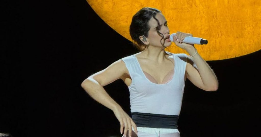 Concierto de Rosalía en Milán se detiene en vivo: la razón alarma a sus fans
