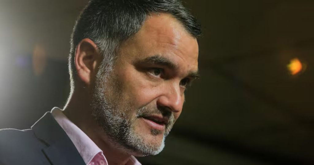 Senador Macaya defiende alza de combustibles y critica a su sector: 