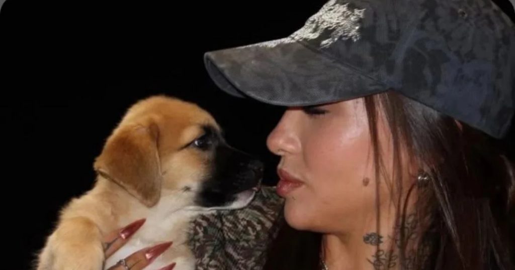 María Becerra sorprende al adoptar perrito chileno durante su visita al país