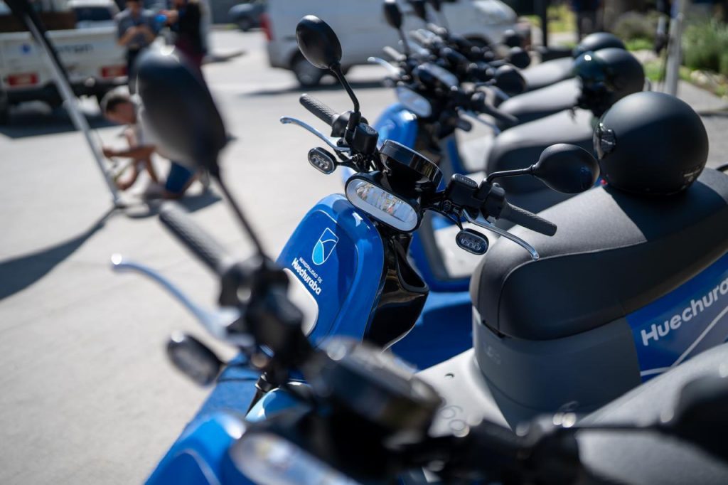 Huechuraba presenta su primera flota de  motos para seguridad municipal: son eléctricas y de baterías intercambiables
