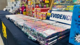 PDI incauta cigarrillos y fuegos artificiales de contrabando en operativo en La Pintana