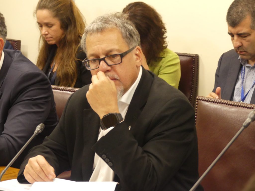 Lagos Weber defiende proyecto de cable óptico y arremete contra conmutación de penas